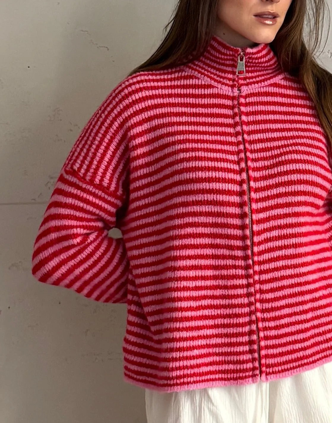 Chaleco de punto a rayas con cremallera y cuello alto