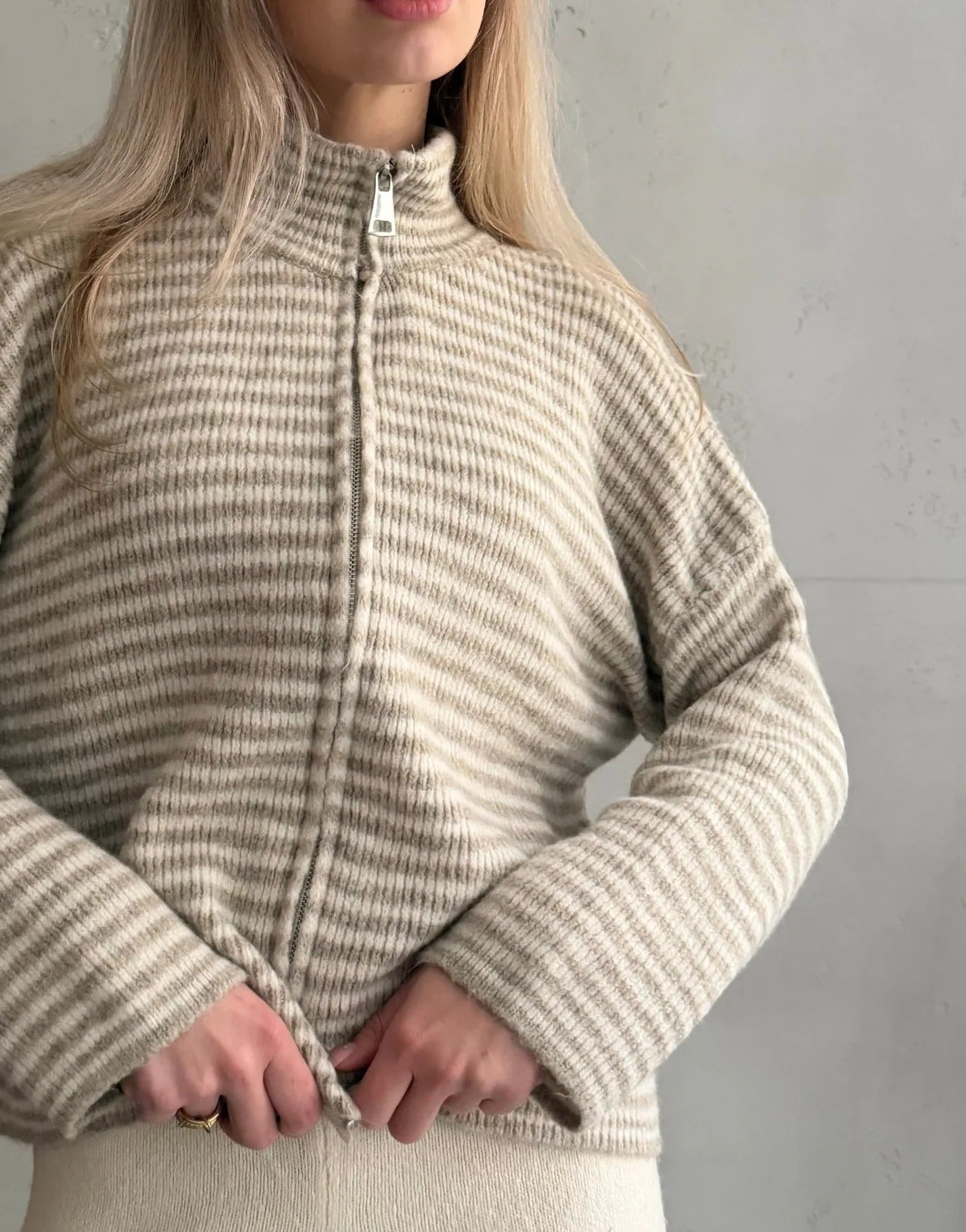 Chaleco de punto a rayas con cremallera y cuello alto