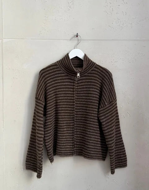 Chaleco de punto a rayas con cremallera y cuello alto