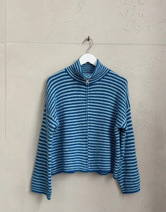 Chaleco de punto a rayas con cremallera y cuello alto