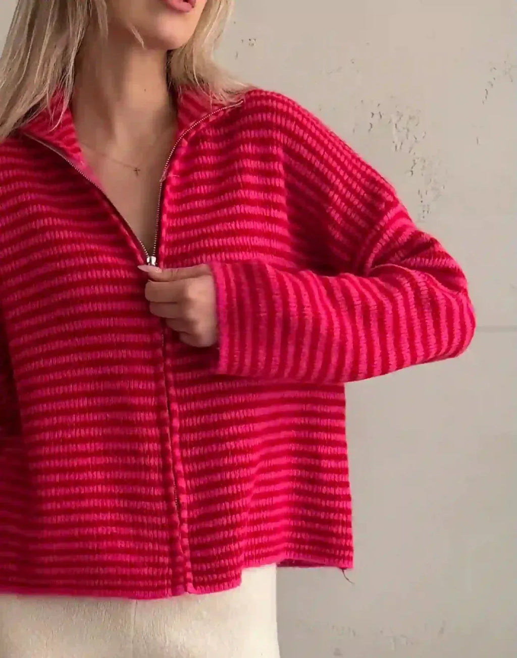 Chaleco de punto a rayas con cremallera y cuello alto